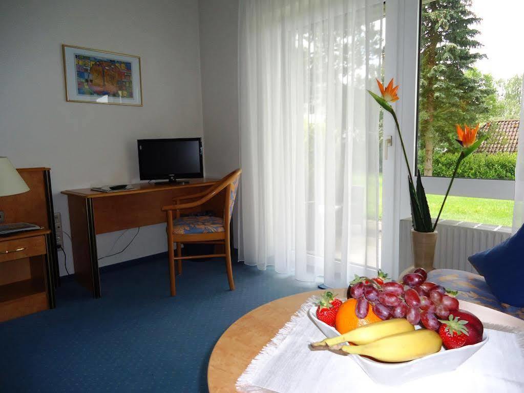 Hotel Kurallee メーアスブルク エクステリア 写真